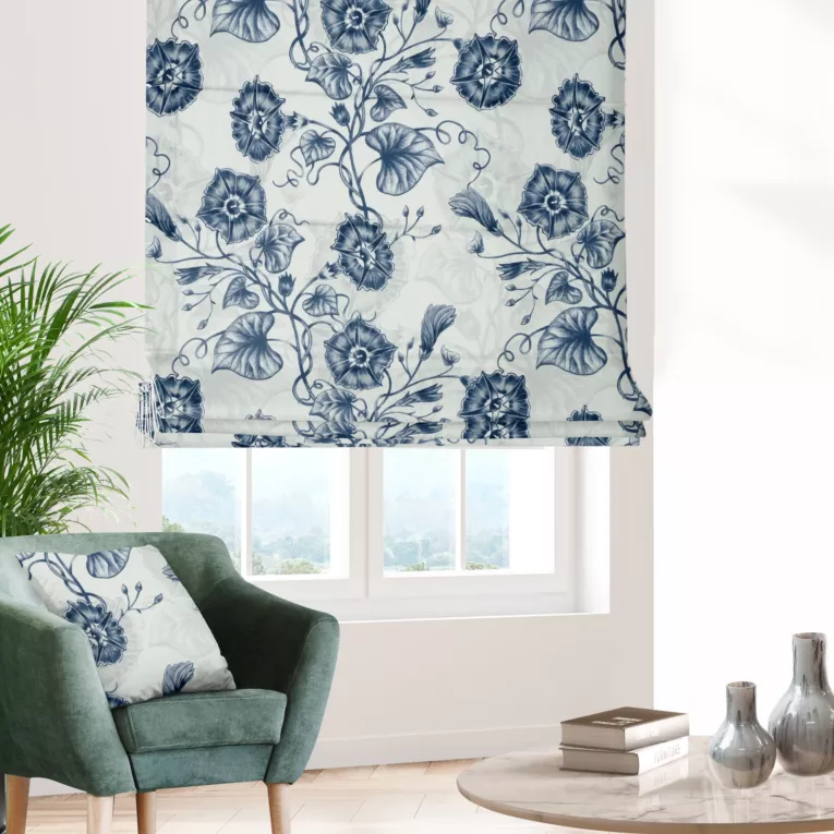 Roleta rzymska kremowo granatowa z miękkiej tkaniny o naturalnym splocie z kwiatowym wzorem