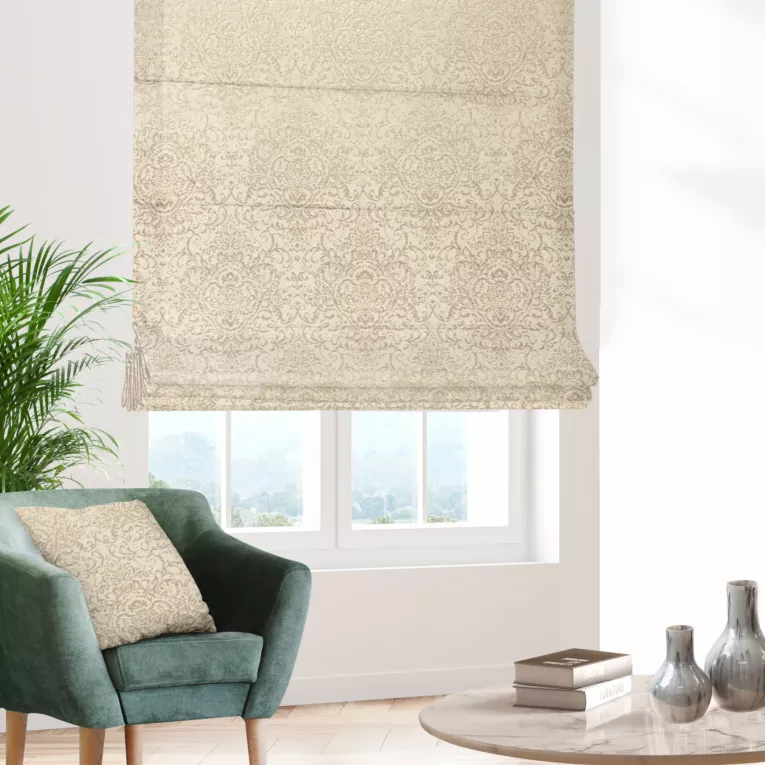 Roleta rzymska ciemnokremowo złocista z połyskującej tkaniny zdobionej eleganckim wzorem Pierre Cardin