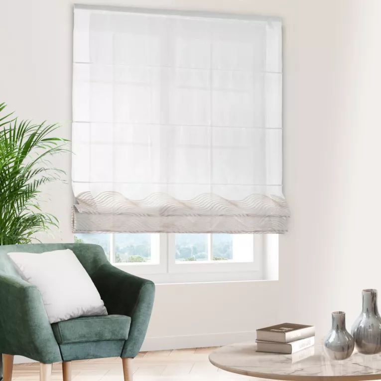 Roleta rzymska biało złota z tkaniny typu BATYST z delikatnie połyskującym, geometrycznym nadrukiem na dole tkaniny, wykończona obciążnikiem