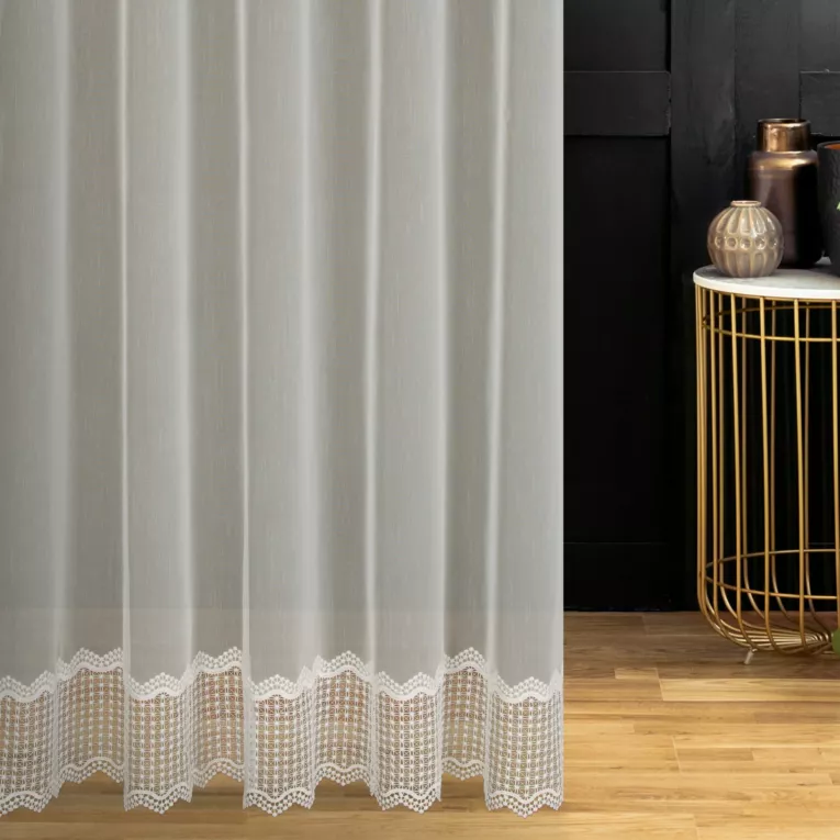 Firana szyta na tunelu naturalna z matowej tkaniny ozdobionej geometryczną aplikacją