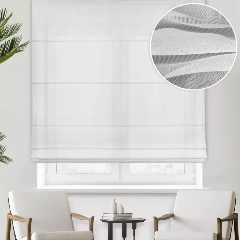 Roleta rzymska kremowa z półprzeźroczystej tkaniny w drobną krateczkę, wykończonej obciążnikiem