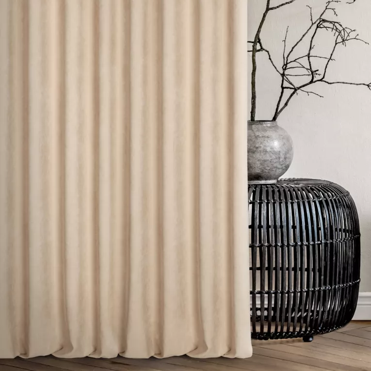 Zasłona szyta na flexach NADINE beżowa z miękkiej tkaniny o welurowej strukturze i wyraźnym splocie