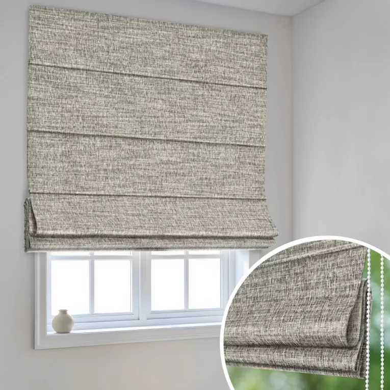 Roleta rzymska szarobeżowa z tkaniny w stylu eko o naturalnym splocie, z efektem melanżu, wykończona obciążnikiem