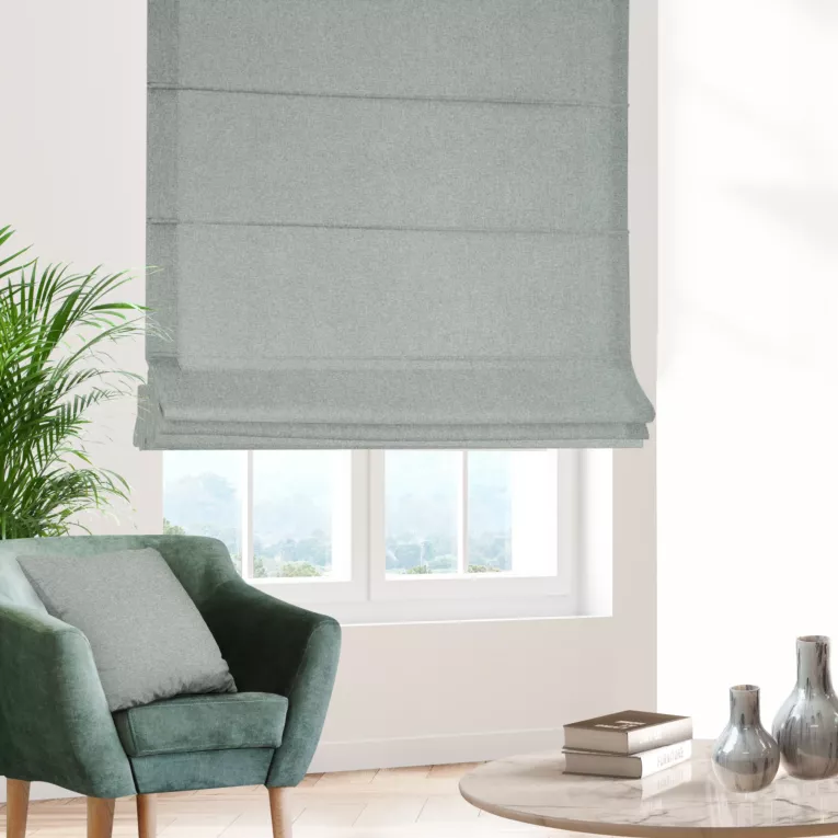 Roleta rzymska popielata ze strukturalnej tkaniny typu blackout, zaciemniająca w 100%