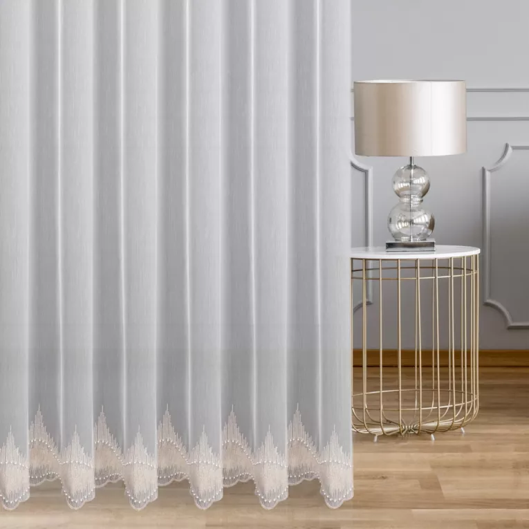 Firana szyta na przelotkach naturalno złota z matowej tkaniny ADEN ozdobionej haftem i perełkami Italissima Eva Minge