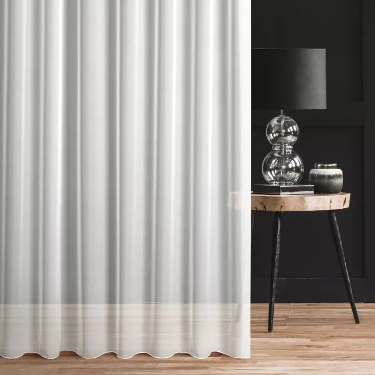 Firana szyta na taśmie fala naturalna z matowej markizety, wykończonej obciążnikiem