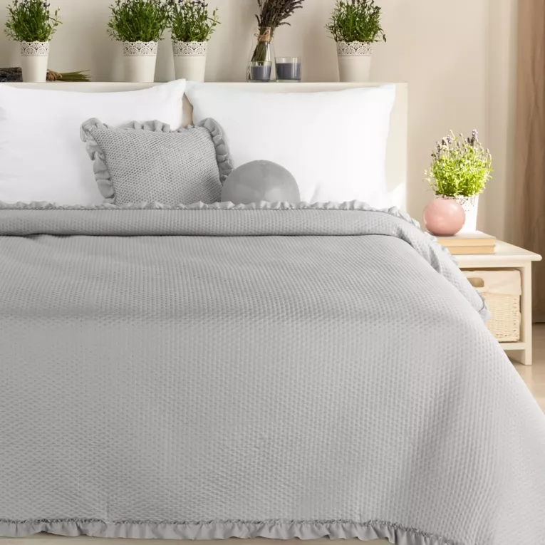 Narzuta srebrna pikowana metodą hot press z ozdobną falbanką 170x210 cm FALBANKA Design 91  Eurofirany