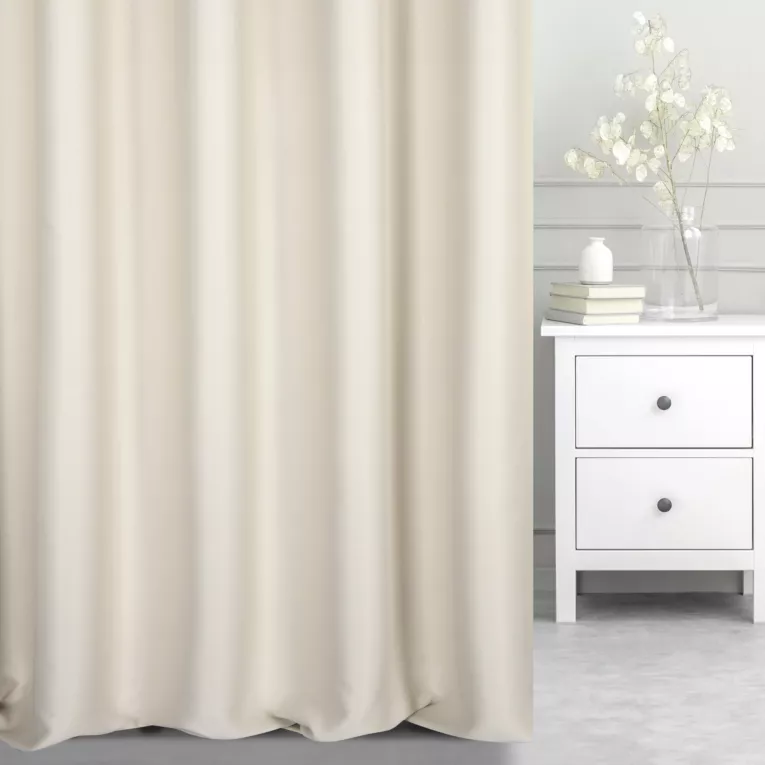 Zasłona szyta na taśmie fala ciemnokremowa z gładkiej tkaniny typu blackout