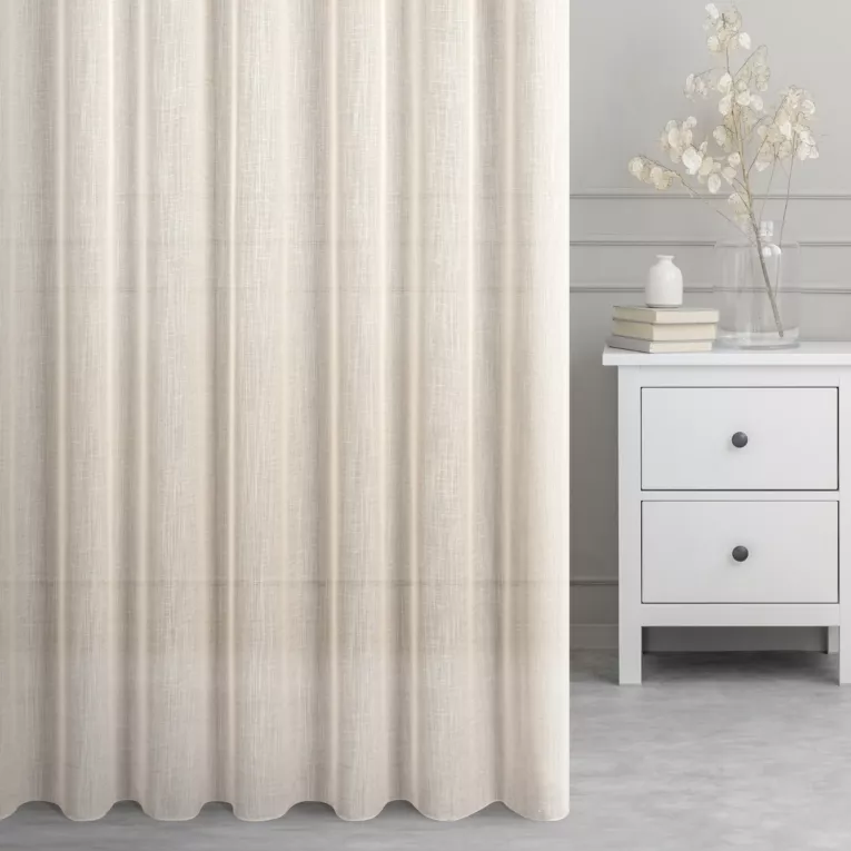 Firana szyta na przelotkach jasnobeżowa z gładkiej, miękkiej etaminy z delikatnie zarysowanym wzorem w prążki, wykończona obciążnikiem