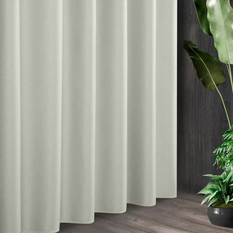 Zasłona szyta na tunelu kremowa z tkaniny z dodatkiem połyskującej nici, z widocznym ozdobnym splotem