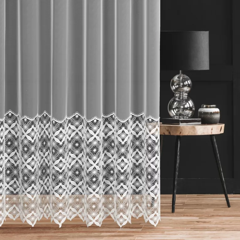 Firana szyta na taśmie fala biała z tkaniny typu peru, zdobion szeroka aplikacją z wzorem geometrycznym Italissima Eva Minge