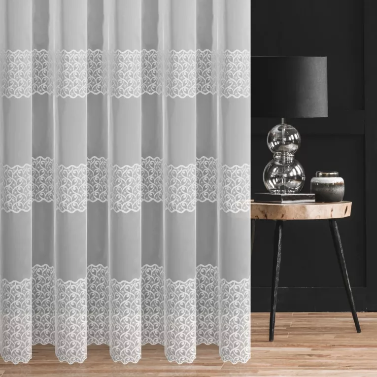 Firana szyta na flexach biała z delikatnie połyskującej tkaniny PERU zdobionej haftem w drobny fantazyny wzór tworzący poziome pasy