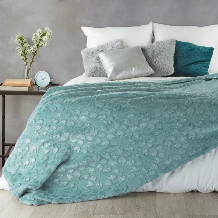 Koc LUXIMA z mikroflano z wytłaczanym wzorem kwiatów z dodatkiem srebrnej nici Eurofirany