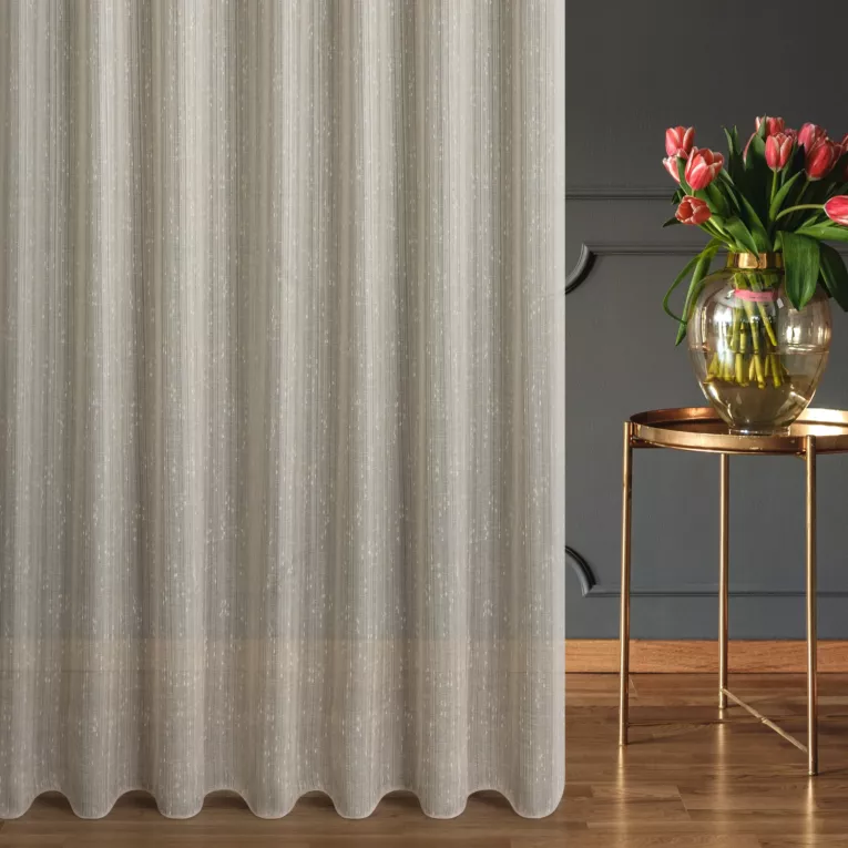 Firana szyta na taśmie 8 cm beżowa z etaminy przeplatanej delikatnie połyskującą nicią tworzącą pionowe, nieregularne paseczki