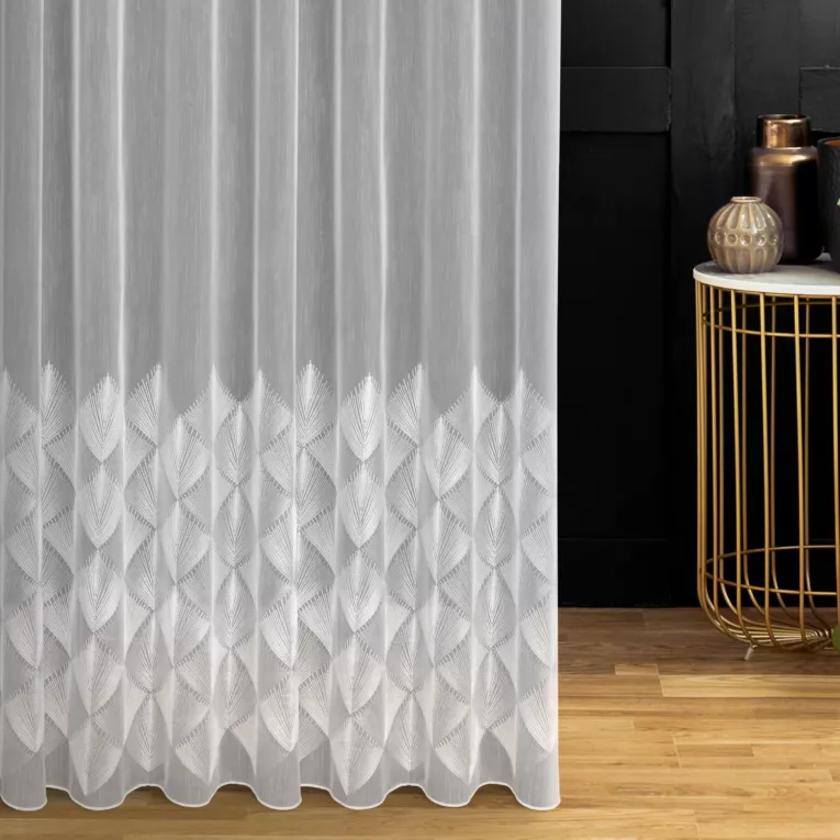 Firana szyta na tunelu biała z tkaniny ADEN haftowanej w geometryczny wzór, wykończona obciążnikiem Pierre Cardin