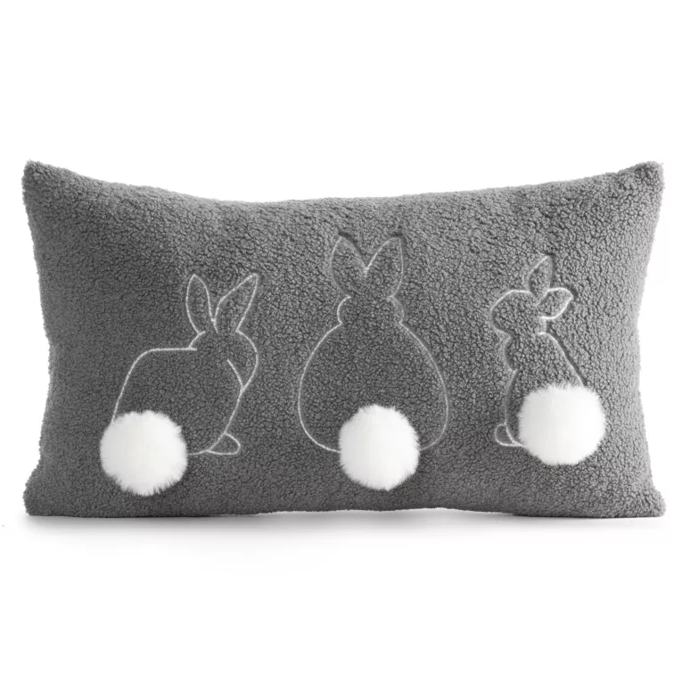 Poszewka na poduszkę 30x50 cm z tkaniny typu bukla i uroczym haftem z pomponami stalowo, biała WIOSNA 37 Eurofirany