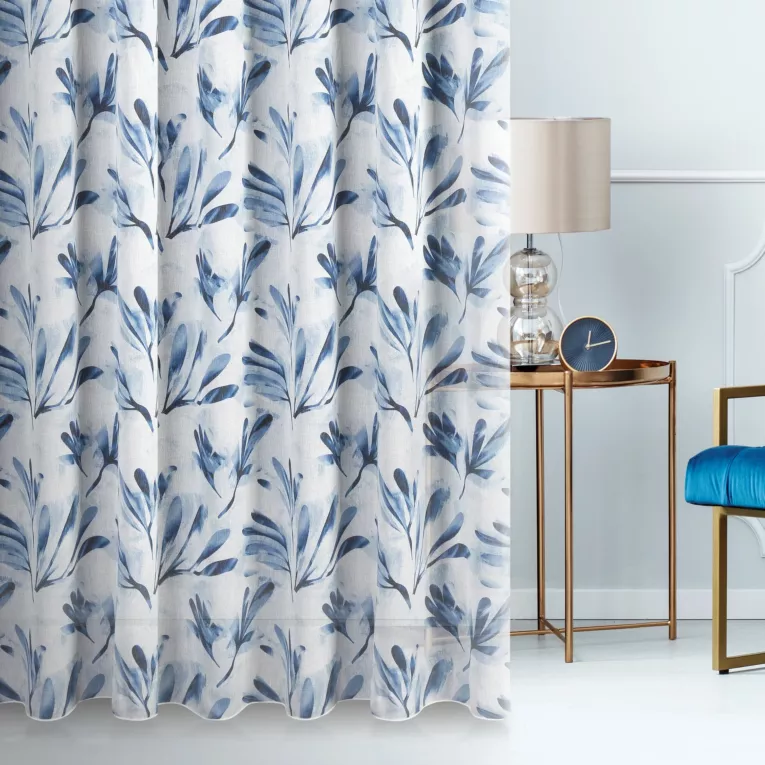 Zasłona szyta na taśmie fala DARREN kremowo granatowa z półprzezroczystej tkaniny o luźnym splocie drukowanej w roślinny wzór