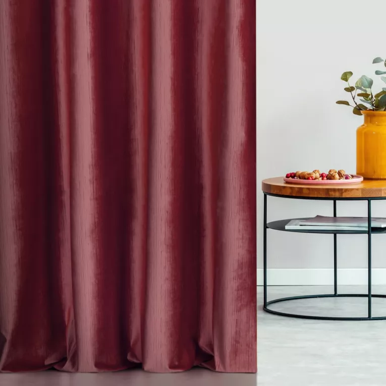 Zasłona szyta na taśmie 5 cm bordowa z tkaniny welwetowej w pionowe prążki, wykończona obciążnikiem