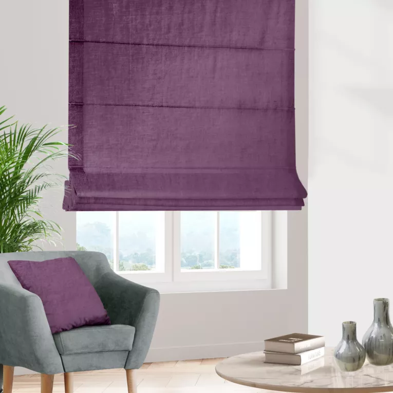 Roleta rzymska SAFARI 1 jasnofioletowa z miękkiej welwetowej tkaniny z połyskiem i poziomym prążkiem