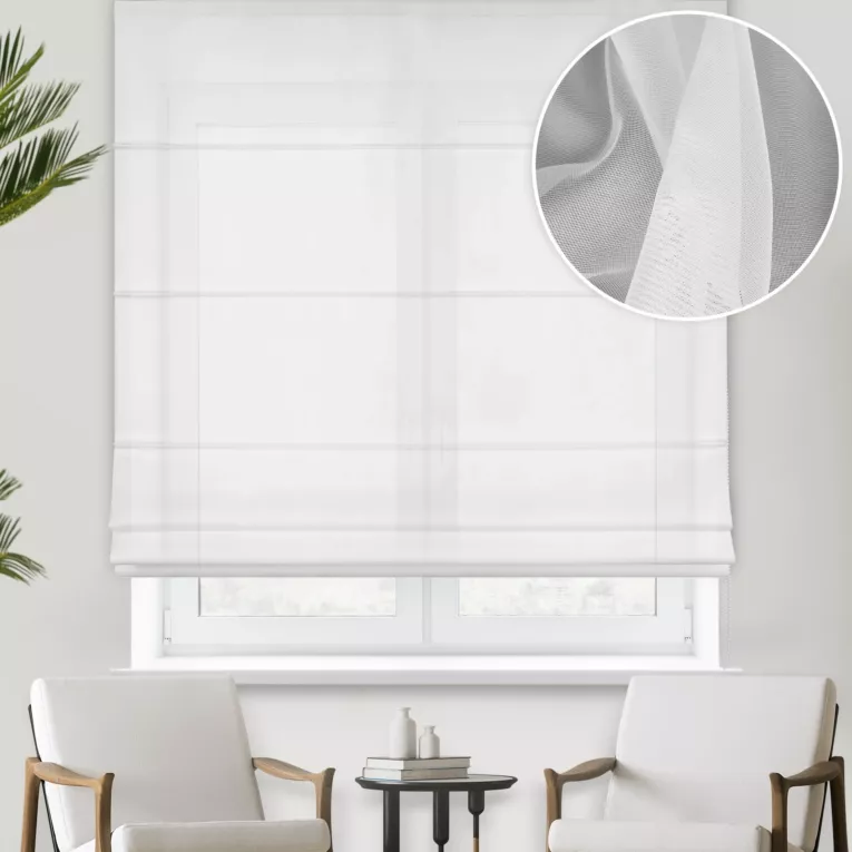 Roleta rzymska biała z supermiękkiej tkaniny o perłowym połysku, wykończona obciążnikiem