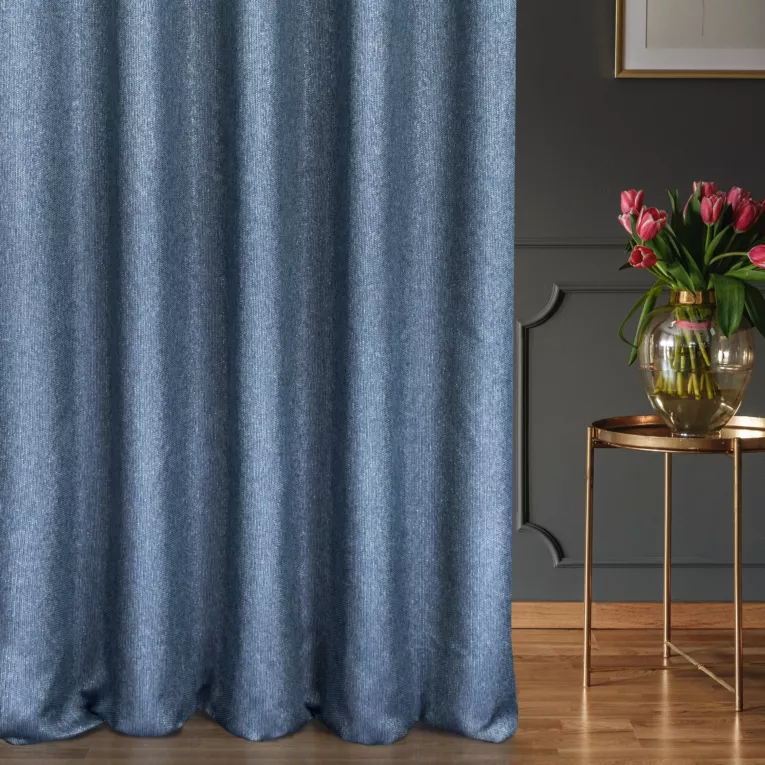 Zasłona szyta na taśmie fala granatowa z tkaniny z dodatkiem połyskującej nici, z widocznym ozdobnym splotem