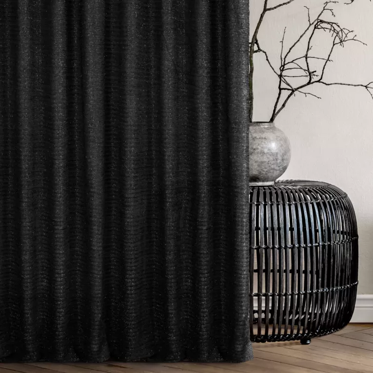 Zasłona szyta na przelotkach czarna z tkaniny z aplikacją