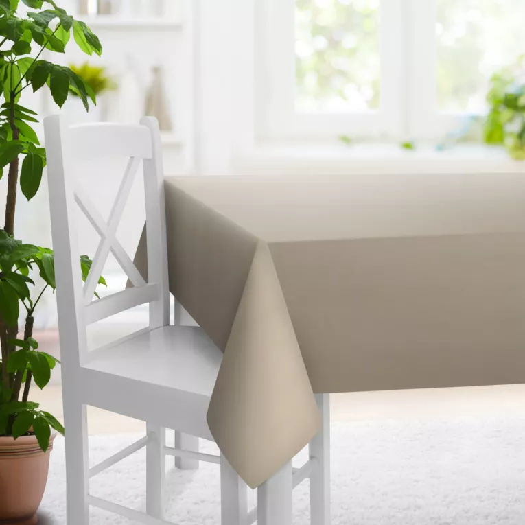 Obrus szyty jasnobrązowo brązowy z gładkiej tkaniny zaciemniającej typu dimout