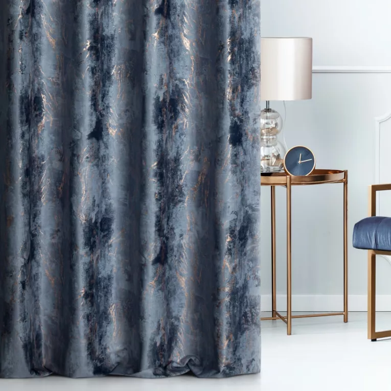 Tkanina zasłonowa z miękkiego welwetu zdobiona złotym nadrukiem Eurofirany