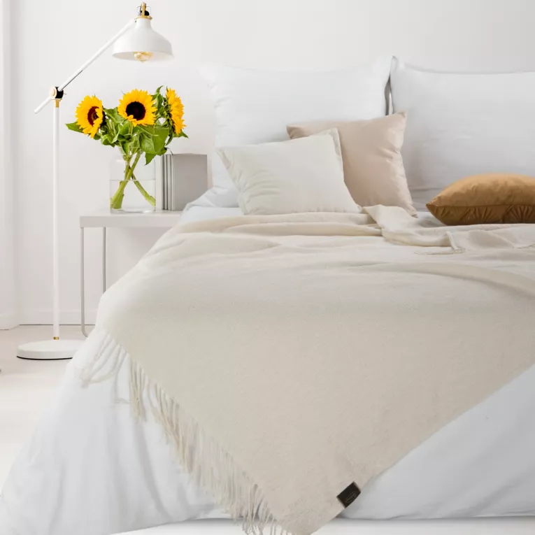 Koc  150x180 cm kremowy tkany z frędzlami jednokolorowy JUDY Eurofirany