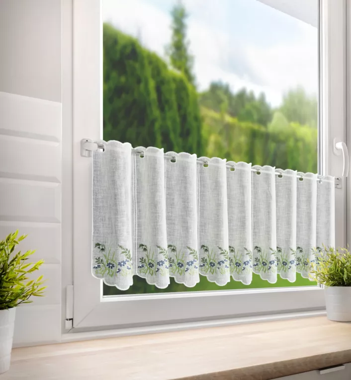 Tkanina firanowa zazdrostka z etaminy z uroczym haftem drobnych kwiatów Eurofirany