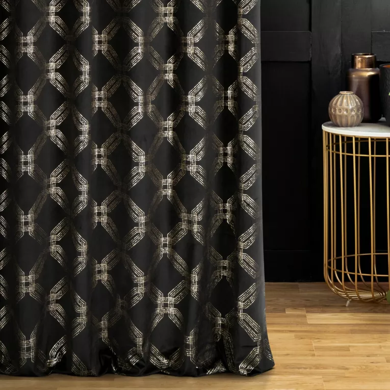 Zasłona szyta na flexach czarna z tkaniny welwetowej z geometrycznym błyszczącym nadrukiem