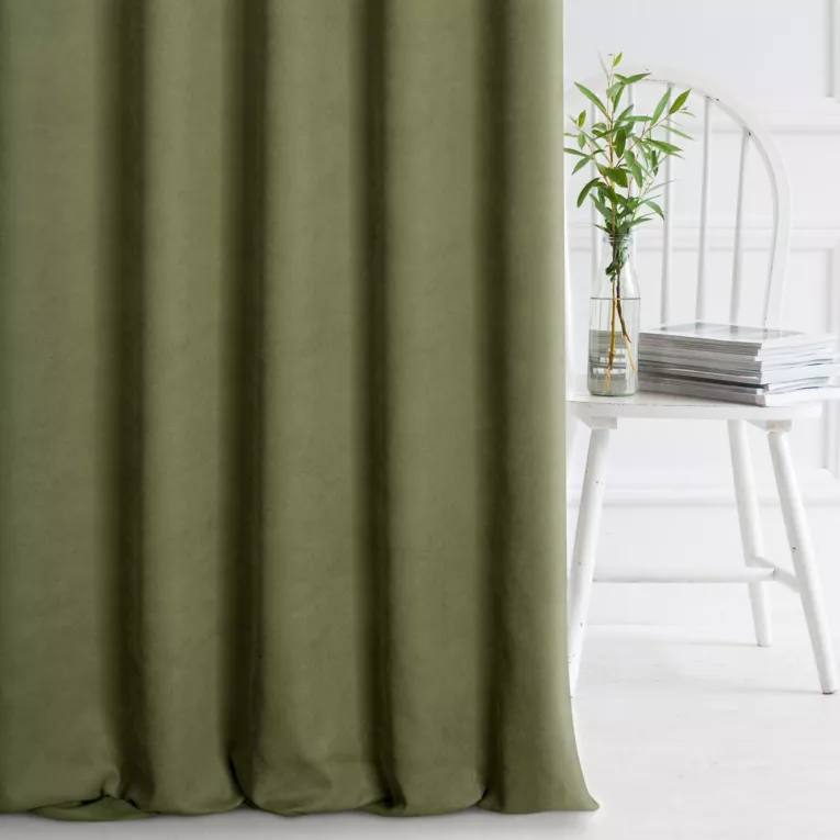 Zasłona szyta na taśmie 8 cm DORA - HIT jasnozielona z miękkiej tkaniny o welurowej strukturze