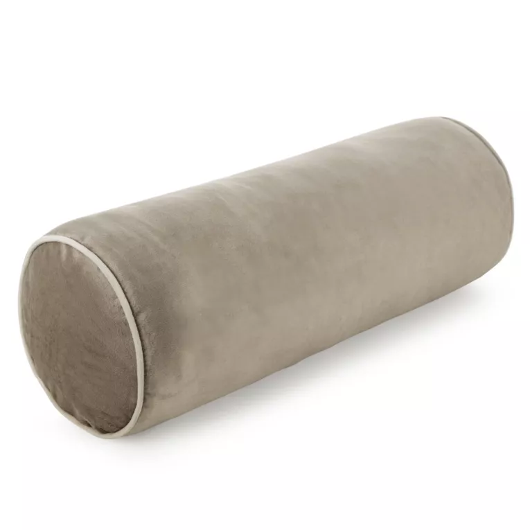 Poduszka dekoracyjna wałek 45 x 15 cm welwetowa ciemnobeżowa zdobiony kontrastującą lamówką GAJA Eurofirany