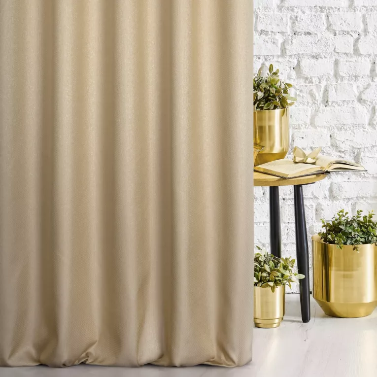 Zasłona szyta na taśmie fala ciemnobeżowa z tkaniny z dodatkiem połyskującej nici, z widocznym ozdobnym splotem