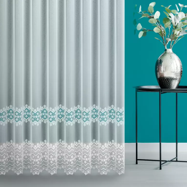 Firana szyta na taśmie 8 cm biała z matowej markizety zdobionej geometryczną aplikacją