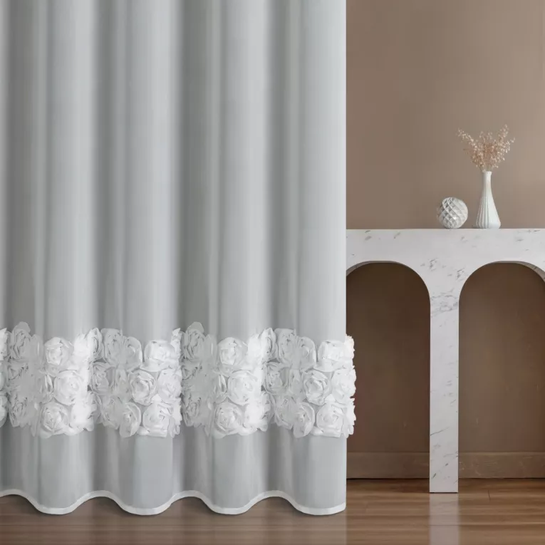 Firana szyta na przelotkach biała z szyfonowej tkaniny z 3 pasami ozdobnych róż