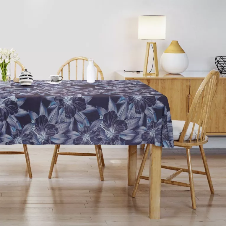 Obrus szyty MARLENE granatowo niebieski z miękkiej tkaniny typu blackout drukowanej w duży kwiatowy wzór