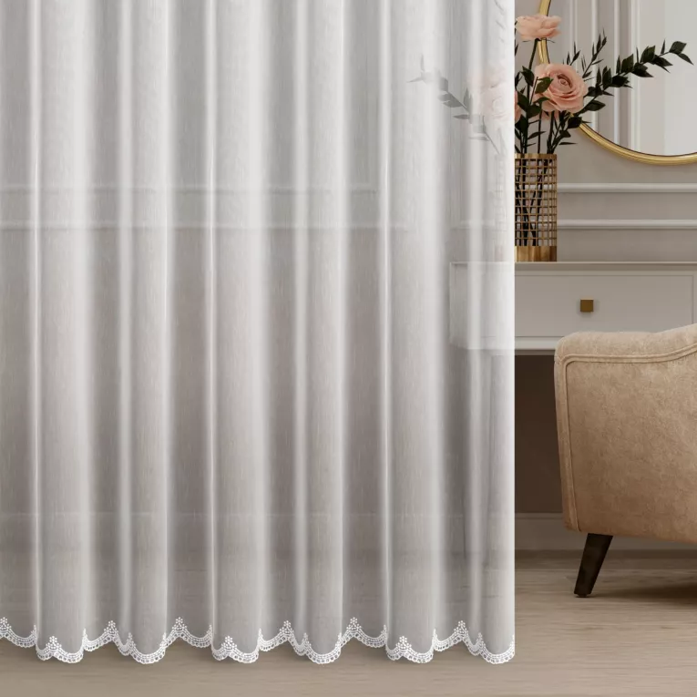 Firana szyta na przelotkach biała z tkaniny z efektem deszczyku, zdobionej u dołu haftem z kryształkami