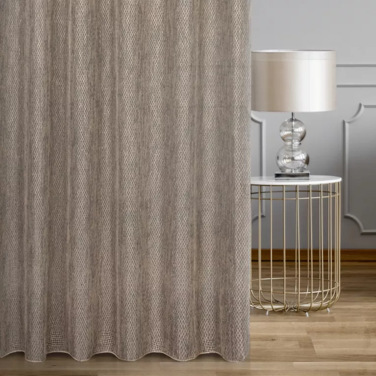 Firana szyta na taśmie 5 cm brązowa z siatki tkanej w drobny wzór, przetykanej błyszczącą nicią, wykończona obciążnikiem Italissima Eva Minge