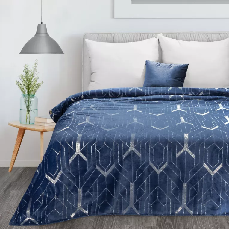 Koc  flano 150x200 cm niebiesko, srebrzysty z błyszczącym nadrukiem z motywem geometrycznym GINKO 4 EUROFIRANY PREMIUM