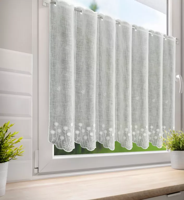 Tkanina firanowa zazdrostka z etaminy z haftowanym wzorem letnich kwiatów Eurofirany