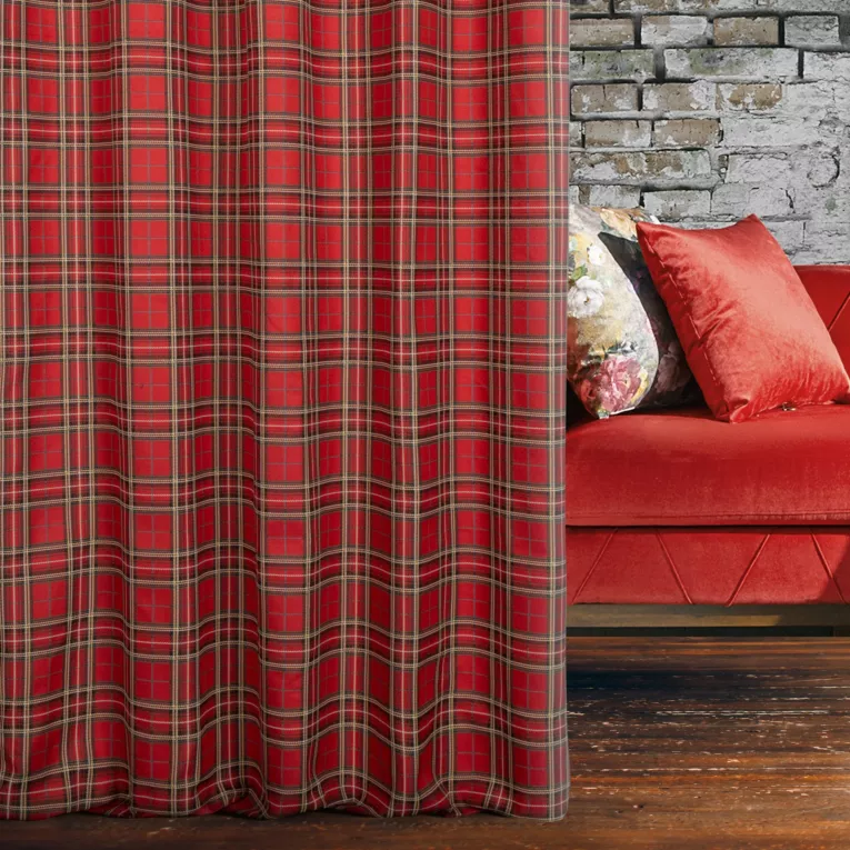 Zasłona szyta na taśmie fala czerwona z tkaniny gobelinowej o wzorze w kratę