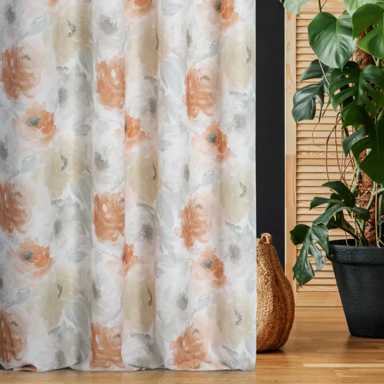 Zasłona szyta na flexach jasnokremowo pomarańczowa z tkaniny o naturalnym splocie z kwiatowym nadrukiem