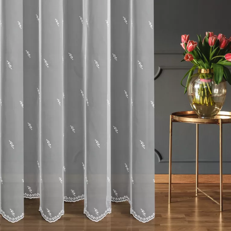 Tkanina firanowa typu peru zdobiona geometrycznym haftem Eurofirany