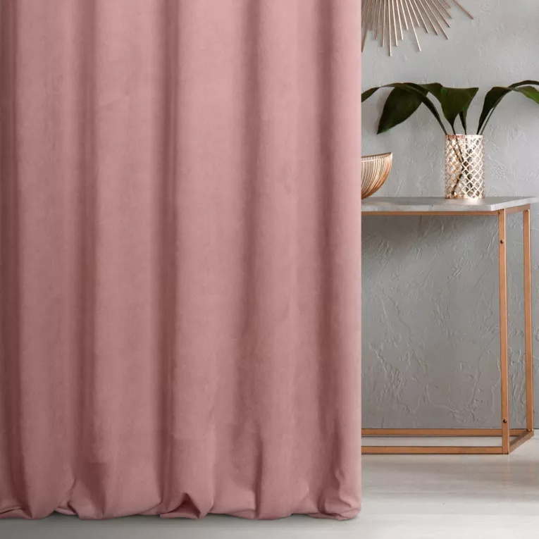 Zasłona szyta na flexach ciemnoróżowa z miękkiej strukturalnej tkaniny welwetowej