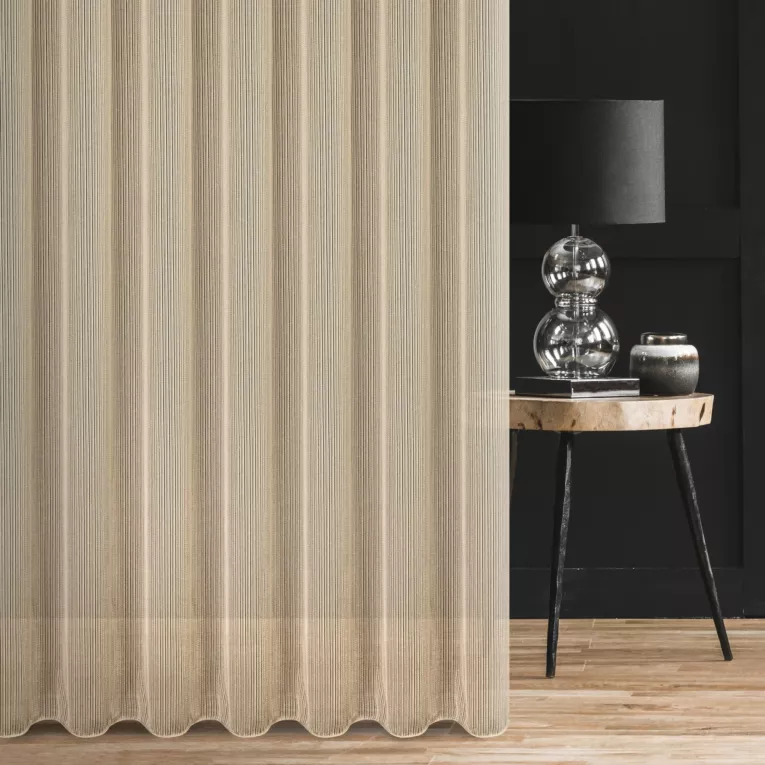 Firana szyta na taśmie 5 cm ciemnokremowa z drobnej siatki w pionowe prążki, wykończona obciążnikiem