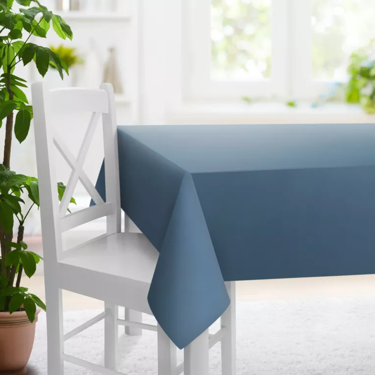 Obrus szyty niebieski z miękkiej tkaniny w drobny wzór jodełkowy