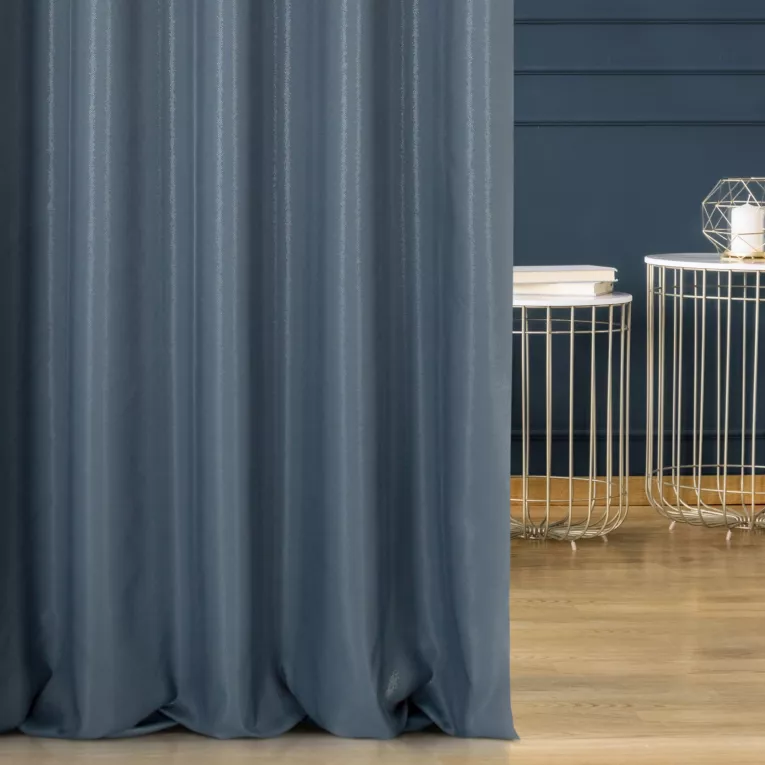 Tkanina zasłonowa z widocznym, strukturalnym wzorem i mocnym połyskiem