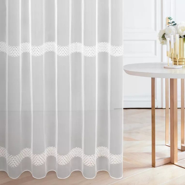 Firana szyta na przelotkach biała z matowego PERU, zdobiona ażurowym haftem w kółeczka tworząc poziome pasy