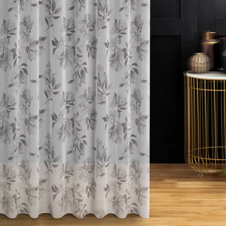 Firana szyta na taśmie 8 cm biało srebrna z matowej etaminy z kwiatowym nadrukiem